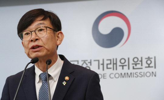 김상조 공정거래위원장이 지난달 14일 정부세종청사에서 취임 1주년 기자간담회를 하고 있다. /연합뉴스